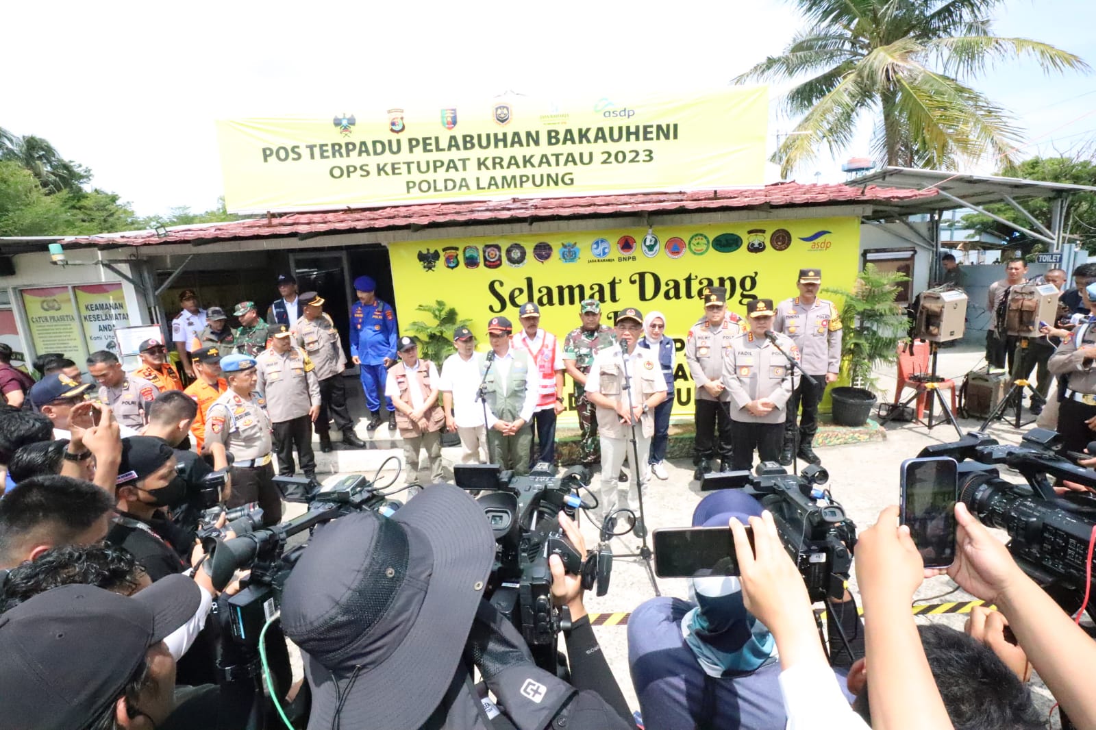 Keterangan Pers oleh Kepala BNPB Letjen TNI Suharyanto dan Menko PMK Muhadjir Effendy serta Kabarhakam Fadil Imran sesaat setelah rapat koordinasi di Posko Terpadu Pelabuhan tentang perkembangan situasi saat tiba di Pelabuhan Bakauheni, Lampung Selatan, Provinsi Lampung, pada Selasa (25/4).